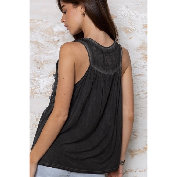 POL Black V Neck Floral Lace Sleeveless Rayon Top - Picture 9 of 11